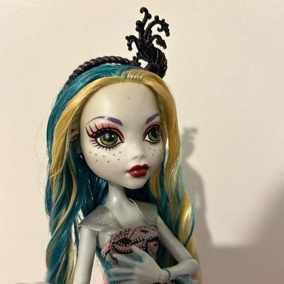 Monster High Doll Lagoona Frights, Camera, Action!: Black Carpet (G1) - Picture 7 of 7